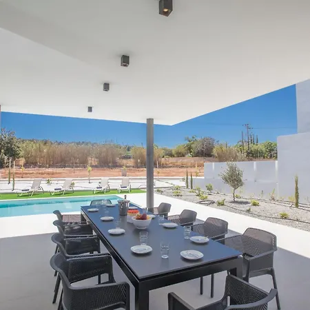 In Mit Grossem Garten By Interhome Πρωταράς
