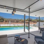 In Mit Grossem Garten By Interhome Feriehus