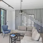 In Mit Grossem Garten By Interhome Dom wakacyjny