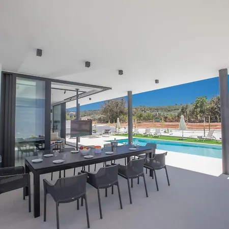 In Mit Grossem Garten By Interhome *