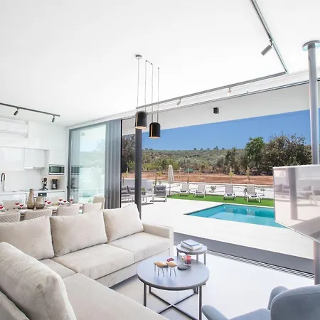 In Mit Grossem Garten By Interhome Tatil Evi