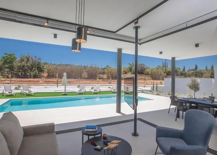 In Mit Grossem Garten By Interhome Tatil Evi